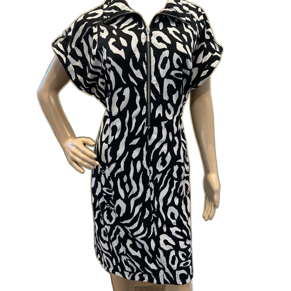 Chico's Zenergy Zip-Front Black and White Dress with pockets